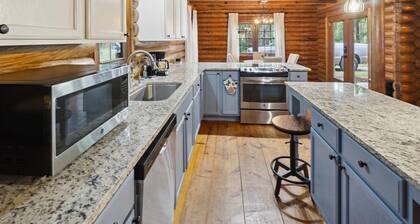 Lake cabin w/pool, soak tub 3 bed/bath near Savannah