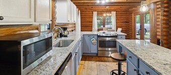 Lake cabin w/pool, soak tub 3 bed/bath near Savannah