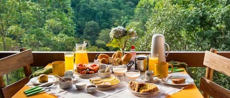 Free daily buffet breakfast