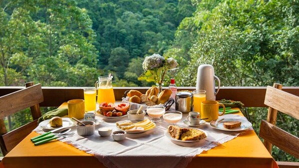 Free daily buffet breakfast - Pousada Verde Água Visconde de Mauá (Itatiaia)