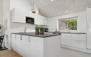 Fridge, microwave, dishwasher, coffee/tea maker - Lovely home in Glesborg with sauna (Glesborg)