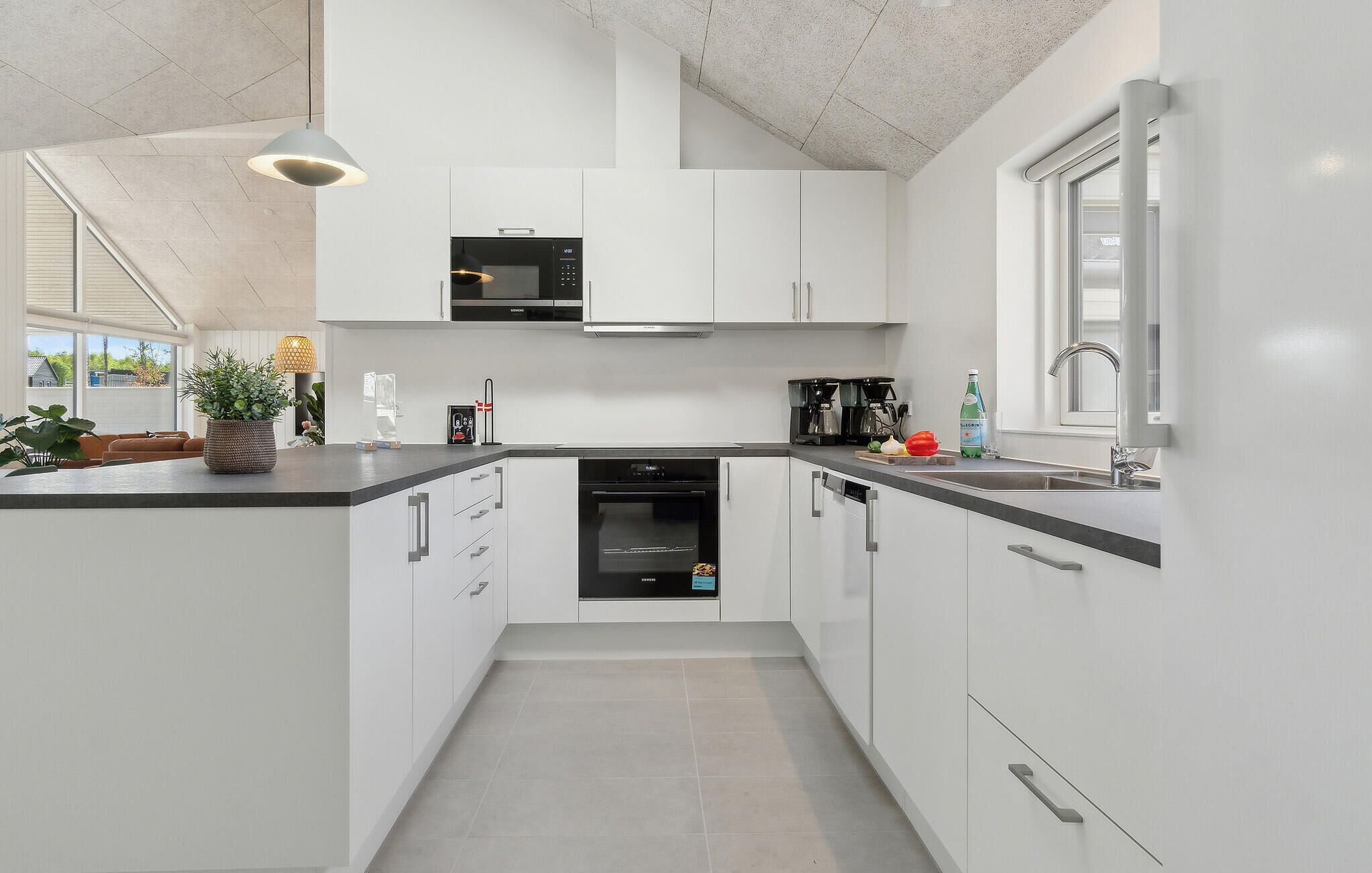 Køleskab, opvaskemaskine, kaffe-/temaskine