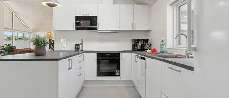 Køleskab, opvaskemaskine, kaffe-/temaskine