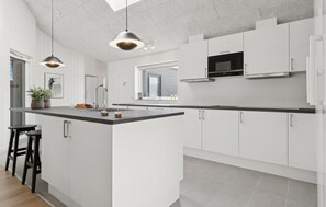 Refrigerador, parrilla de estufa, lavavajillas y cafetera y tetera 