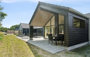Outdoor dining - Gorgeous home in Glesborg with sauna (Glesborg)