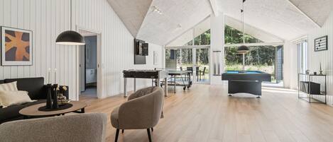 Smart-TV, Tischfußball, Tischtennisplatte