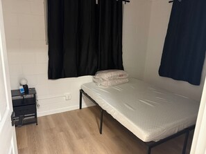 Tabla de planchar con plancha, internet y ropa de cama 