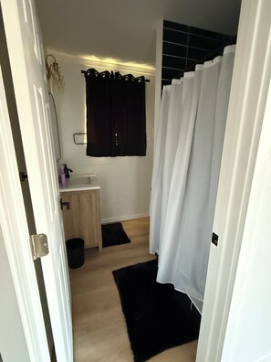 Secadora de cabello, toallas, jabón, papel de baño 