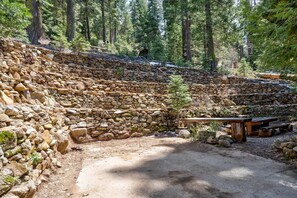 A stone amphitheater surrounded by trees. - Yosemite Log Cabin - Rustic Charm - Sleeps 8 (Yosemite West)