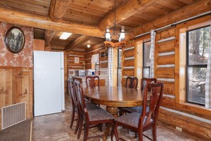 Dining - Yosemite Log Cabin - Rustic Charm - Sleeps 8 (Yosemite West)