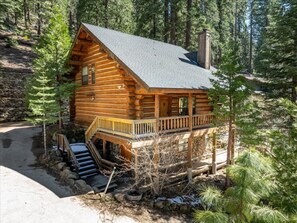 Exterior - Yosemite Log Cabin - Rustic Charm - Sleeps 8 (Yosemite West)
