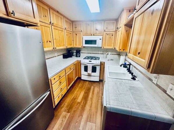 ثلاجة، ميكروويف، فرن، موقد طهي مسطح