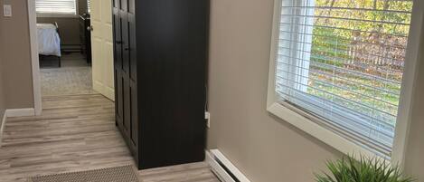 Bureau, lit parapluie, Wi-Fi, draps fournis