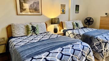 1 dormitorio, escritorio, tabla de planchar con plancha y wifi