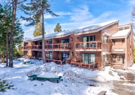 外観. Treetop Condo in Yosemite - Sleeps 6 - Balcony