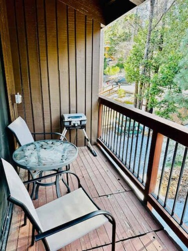 Treetop Condo in Yosemite - Sleeps 6 - Balcony