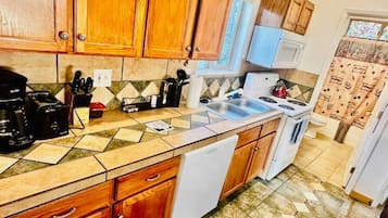 Frigorifero, microonde, forno, piano cottura