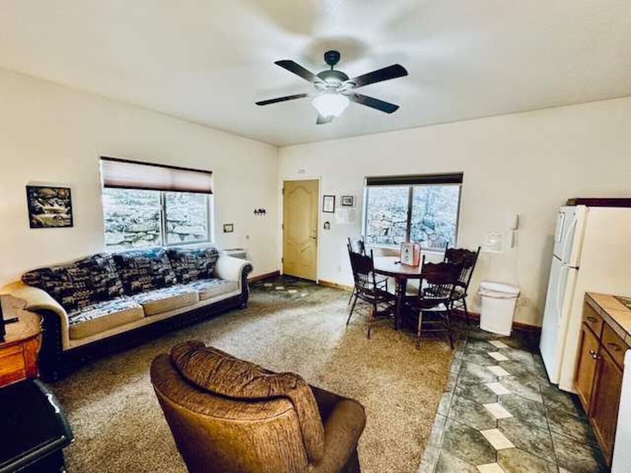 Een televisie en een open haard