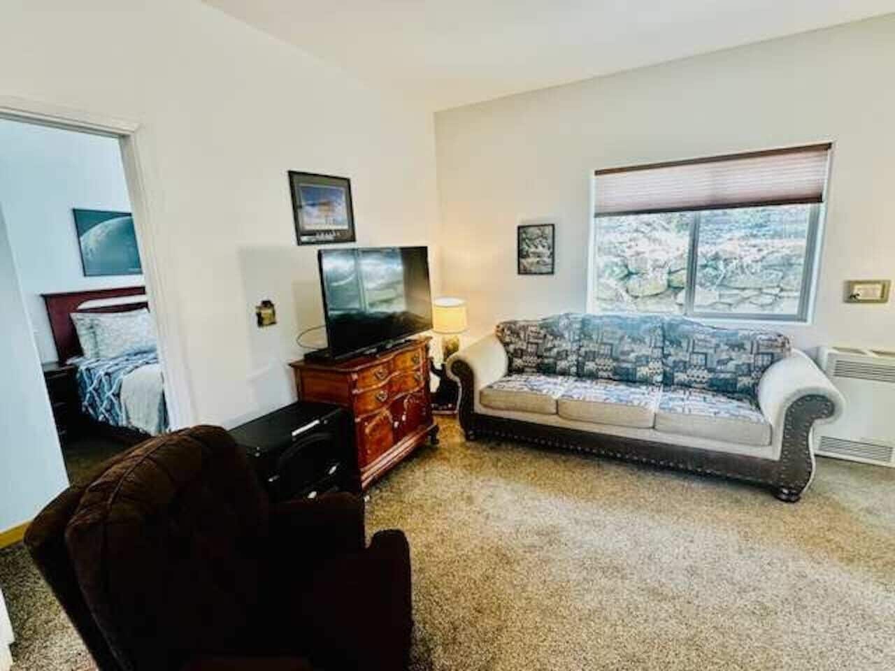 Een televisie en een open haard