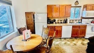 Refrigerador, horno, lavavajillas y cafetera y tetera