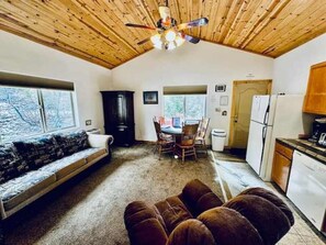 Een televisie en een open haard