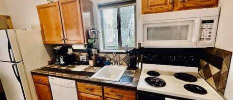 Refrigerador, microondas, horno y parrilla de estufa