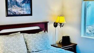 Een bureau, wifi, beddengoed