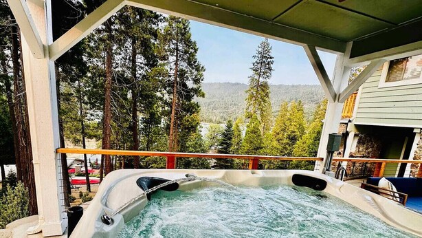 Ein Whirlpool mit Blick auf Wald und Berge.