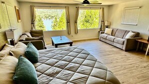 Ein geräumiges Schlafzimmer mit einem großen Bett, einer Schlafcouch und einem Schreibtisch.