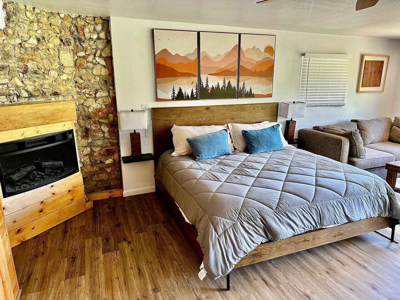 1 bedroom, desk, WiFi, bed sheets