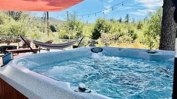 Banyera d'hidromassatge a l'aire lliure