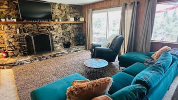 TV, lareira, mesa de pingue-pongue