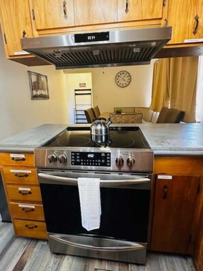 Refrigerador, microondas, horno y parrilla de estufa 