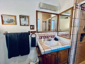 Hair dryer, towels - Home in Yosemite - Brookside Cottage - Sleeps 10 (Yosemite West)