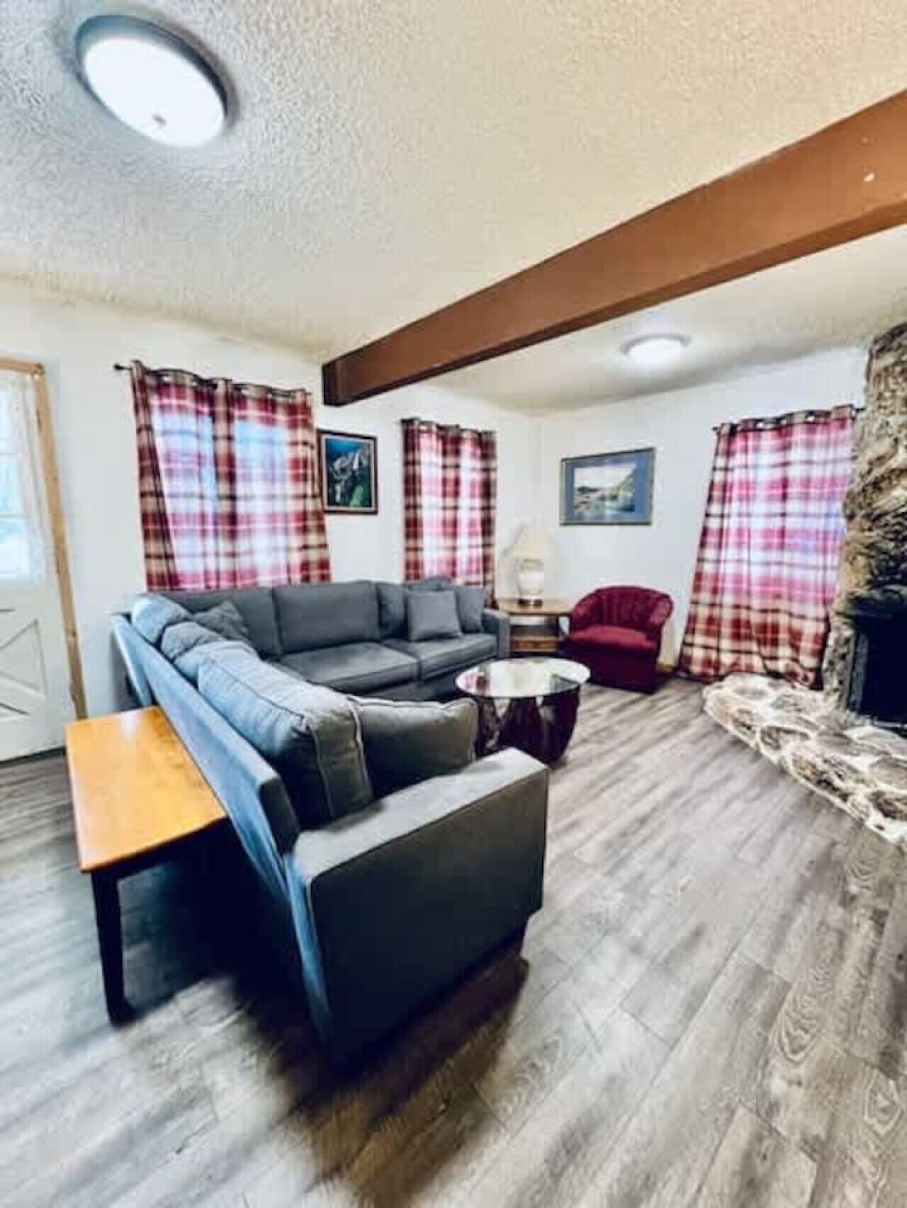 Televisión y chimenea 