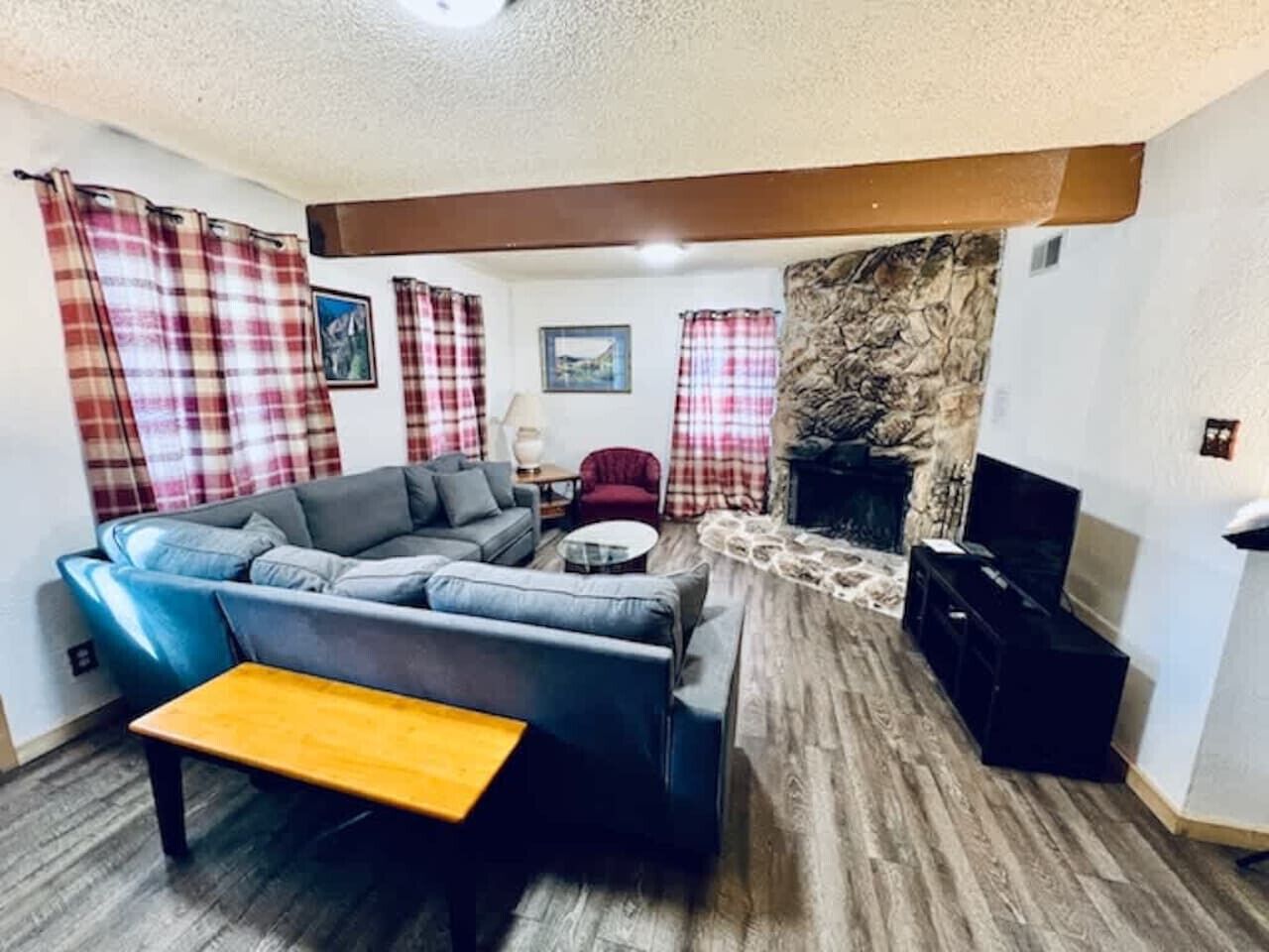 Televisión y chimenea 