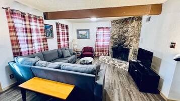 Televisión y chimenea