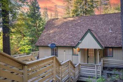 Home in Yosemite - Brookside Cottage - Sleeps 10