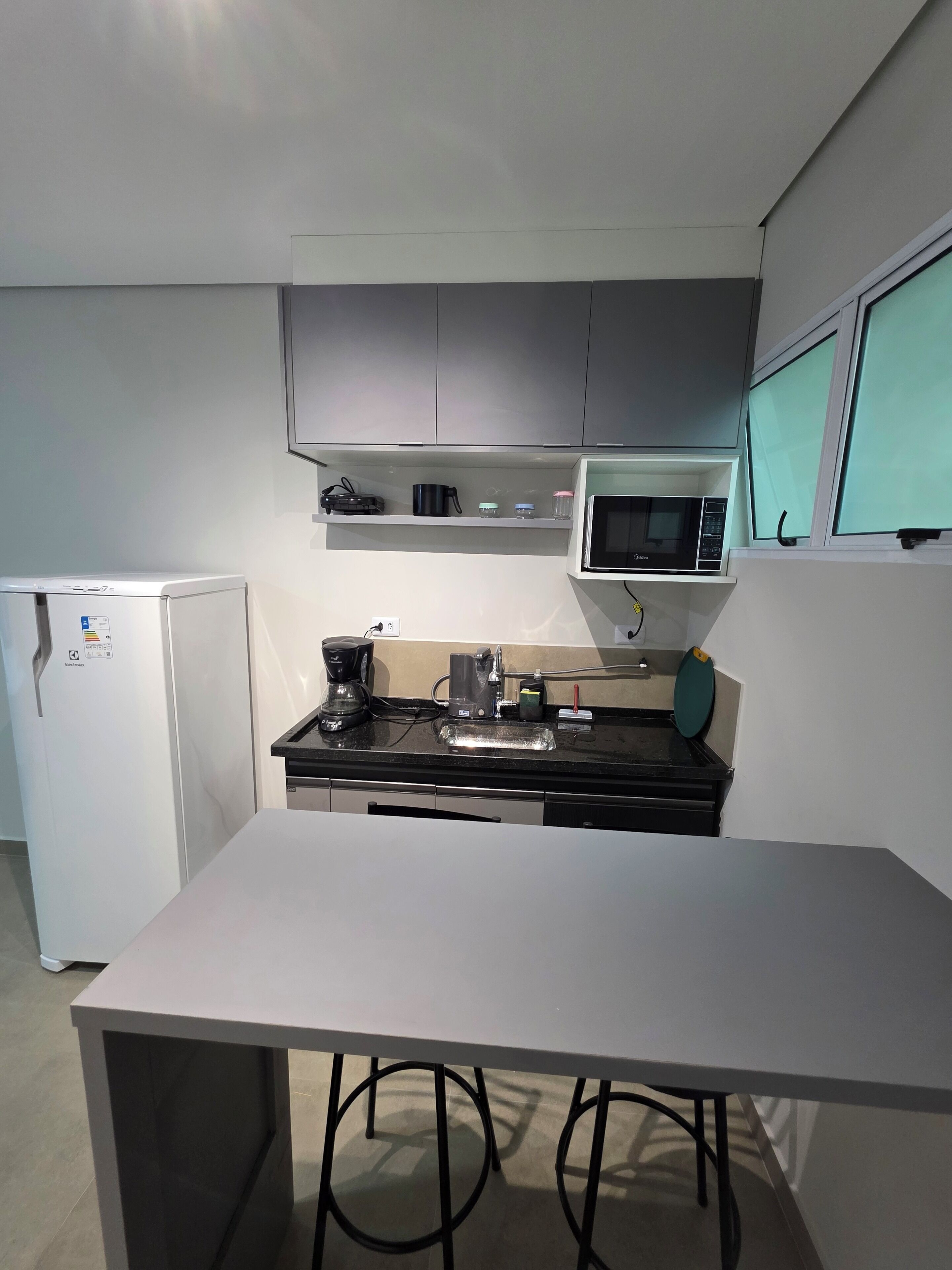 Refrigerador, microondas, placa de cocina, cafetera/tetera