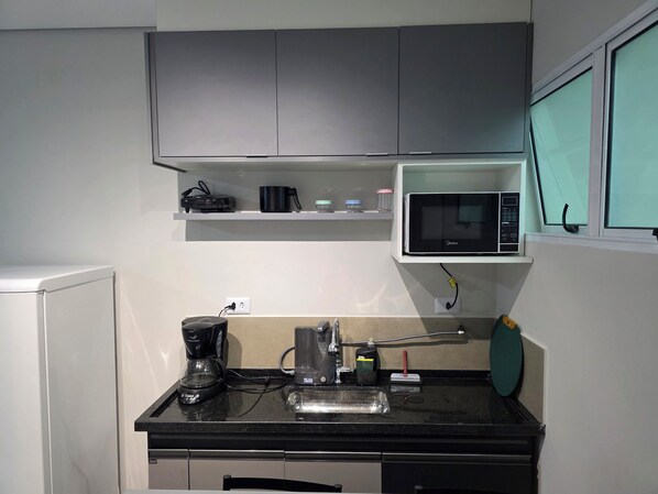 Kühlschrank, Mikrowelle, Herdplatte, Wasserkocher mit Kaffee-/Teezubehör