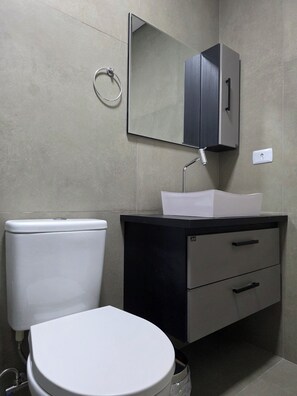 Bruser, bidet, Toiletpapir