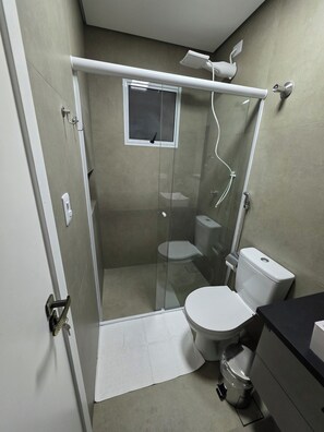 Douche, bidet, papier toilette