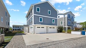 Ein zweigeschossiges Wohnhaus mit Garage, überdachter Terrasse und gepflegter Auffahrt.