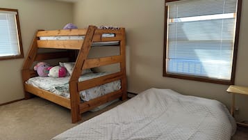 2 bedrooms, iron/ironing board, free WiFi, bed sheets