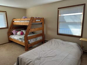 2 habitaciones, tabla de planchar con plancha, wifi y ropa de cama