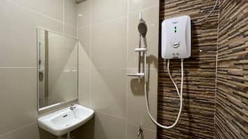 Toalhas de banho, sabonete, shampoo, papel higiênico