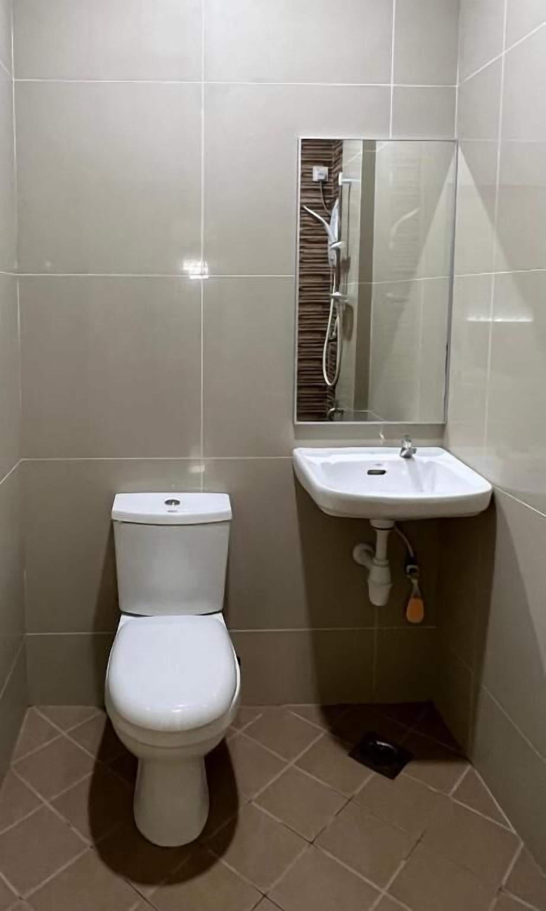 Towels, soap, shampoo, toilet paper