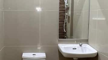 Toalhas de banho, sabonete, shampoo, papel higiênico