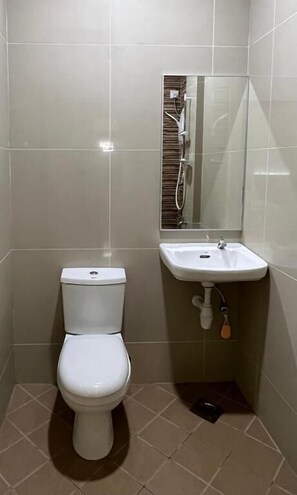 Towels, soap, shampoo, toilet paper