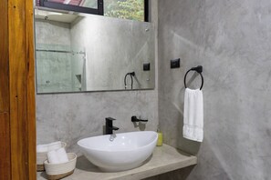 تجهيزات دش، مجففات شعر، مناشف، صابون